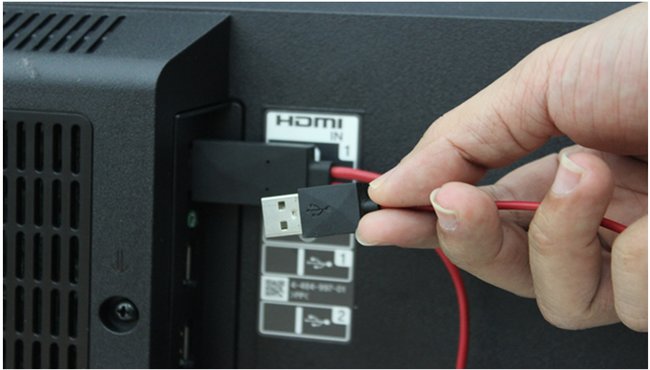 Cắm sợi cáp MHL vào cổng sạc điện thoại