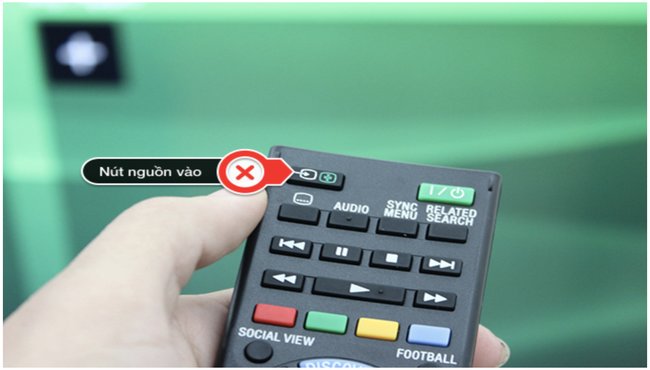 Cắm MHL vào cổng HDMI và đầu USB vào cổng USB của tivi