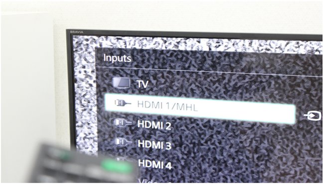 Cắm MHL vào cổng HDMI và đầu USB vào cổng USB của tivi