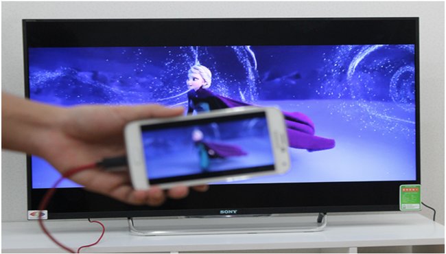 Cắm MHL vào cổng HDMI và đầu USB vào cổng USB của tivi