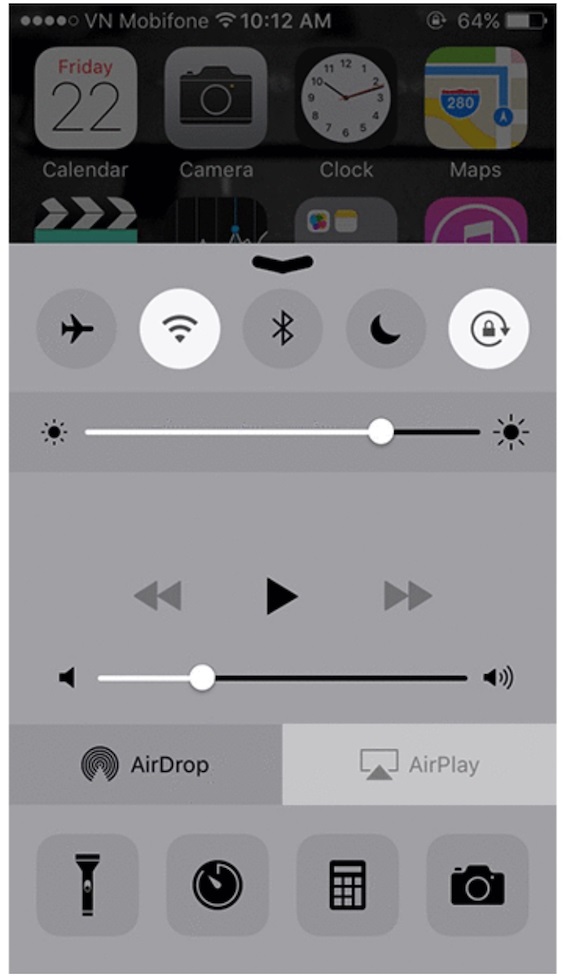 Bước 5: Ở chiếc iPhone, bạn vuốt từ dưới lên, sau đó chọn vô mục AirPlay —-> chọn Apple TV bạn muốn kết nối.
